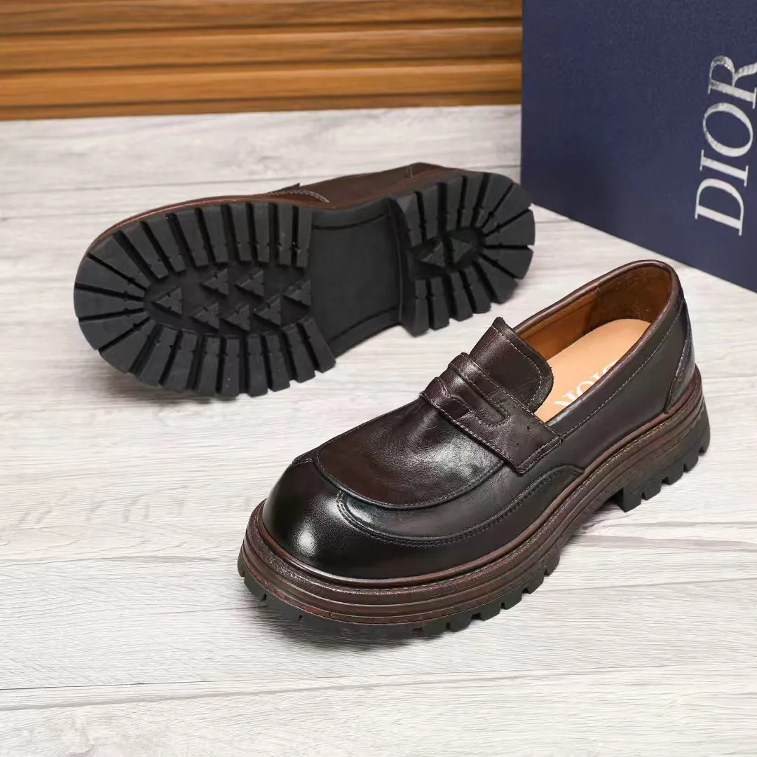 Factory price 540 🕷️🕷️[Dior] Dior's new men's shoes are launched in Hong Kong counters. Official website 1:1 production. Original Italian patented cowhide + water-dyed 🐂 leather lining. Designed by European and American masters. Goodyear craftsmanship, washed cowhide, perfect shape to create counter quality, solid color rubber wear-resistant outsole and classic dazzling toe! Super versatile and very comfortable. High-end without losing taste, fashionable and novel! ! Absolute focus! Colors optional, code number 38-44 (45 customized)